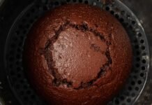 Bolo de Chocolate na Airfryer: Receita Rápida e Deliciosa em 30 Minutos receita de bolo de chocolate na airfryer